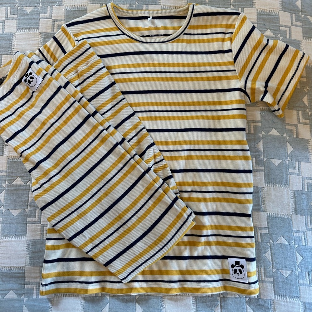 Mini Rodini matching set tee with leggings
Size 10